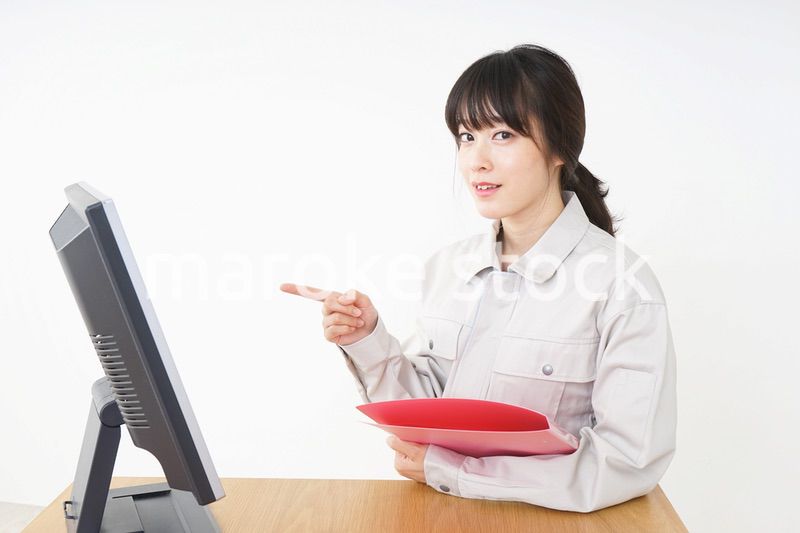 作業服で安全確認をする若い女性