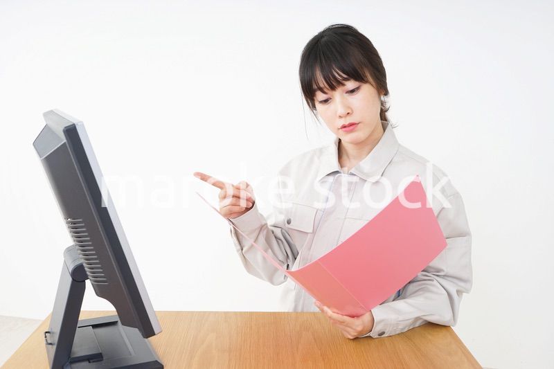 作業服で安全確認をする若い女性