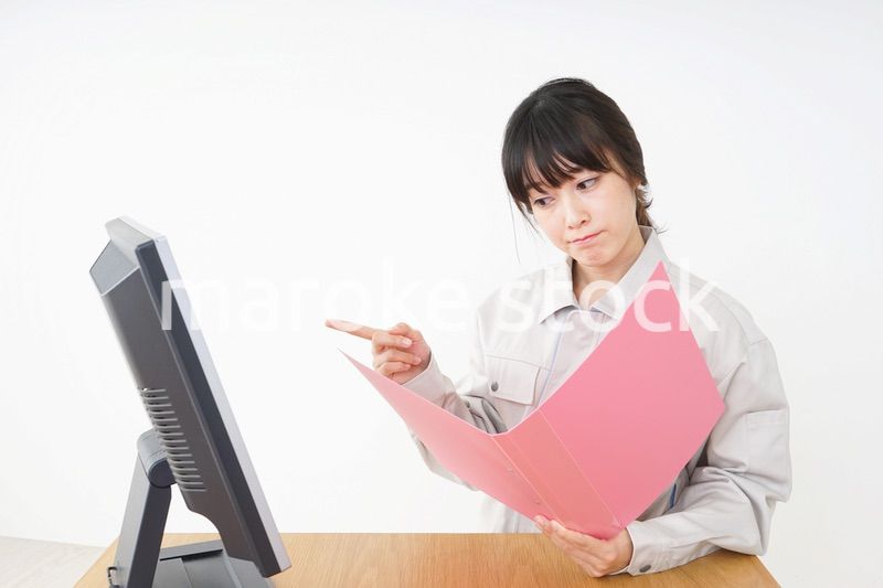 作業服で安全確認をする若い女性