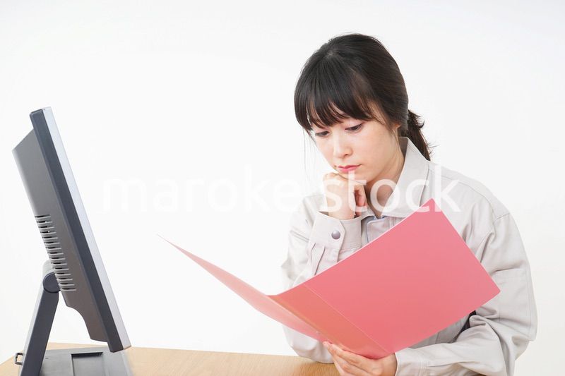 仕事をする作業服姿の女性