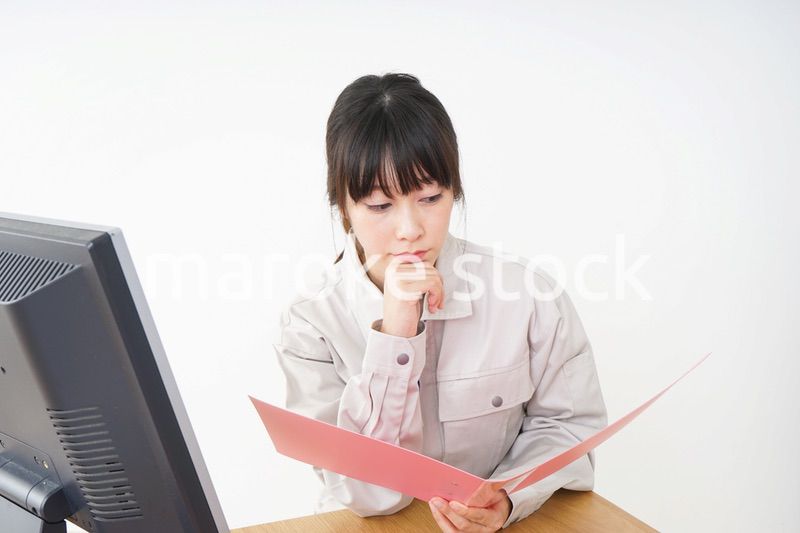 仕事をする作業服姿の女性