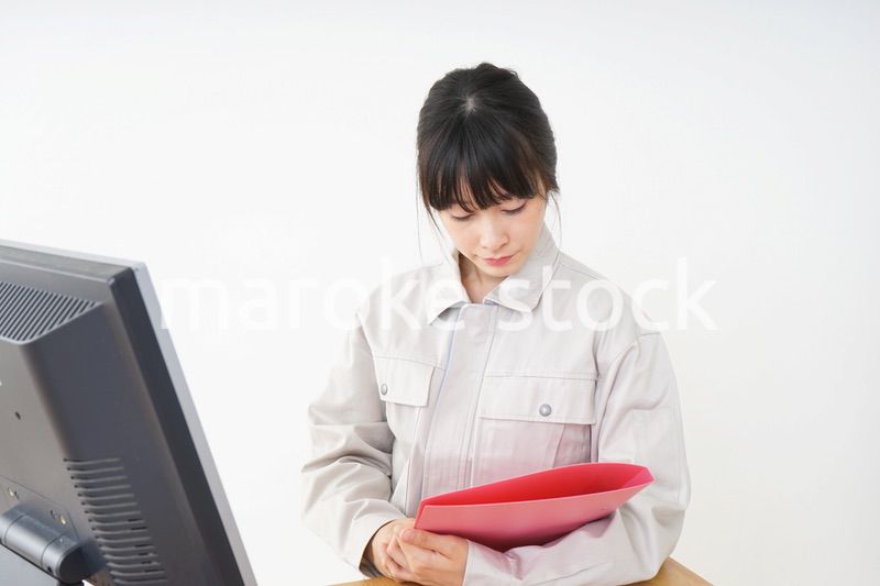 仕事をする作業服姿の女性