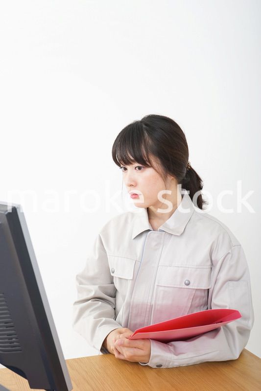 仕事をする作業服姿の女性