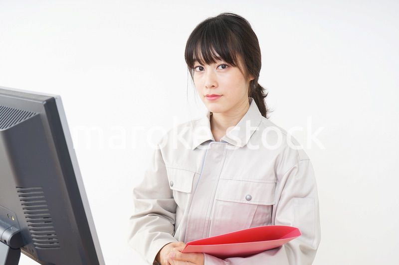 仕事をする作業服姿の女性