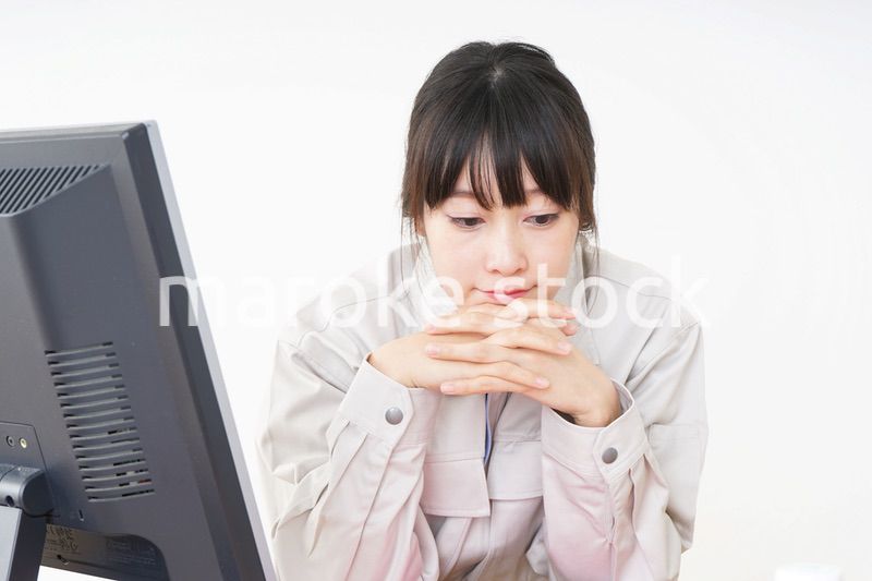 仕事をする作業服姿の女性