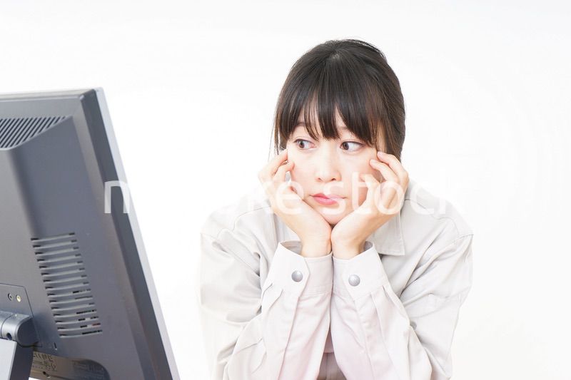 仕事をする作業服姿の女性