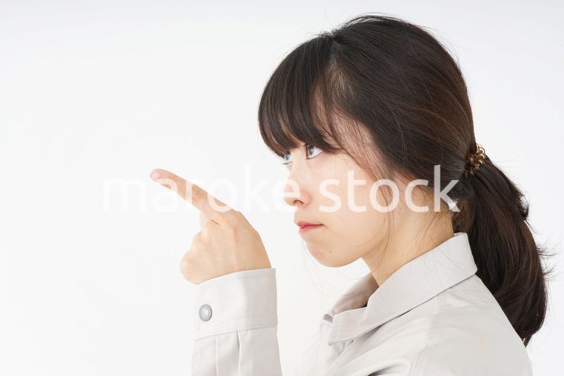 作業服で安全確認をする若い女性