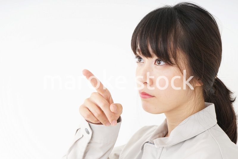 作業服で安全確認をする若い女性