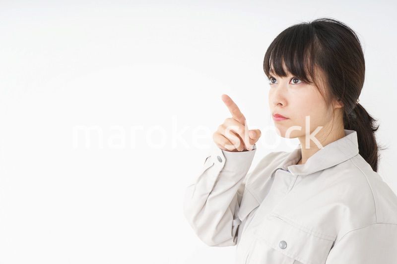 作業服で安全確認をする若い女性