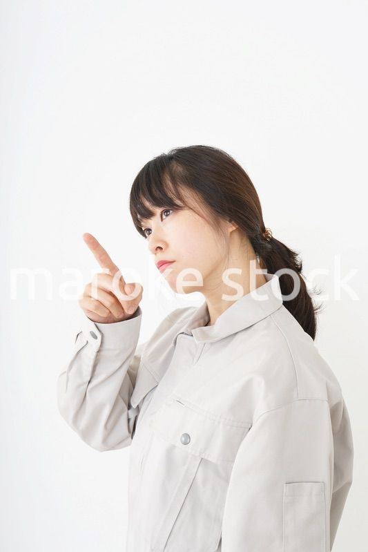 作業服で安全確認をする若い女性