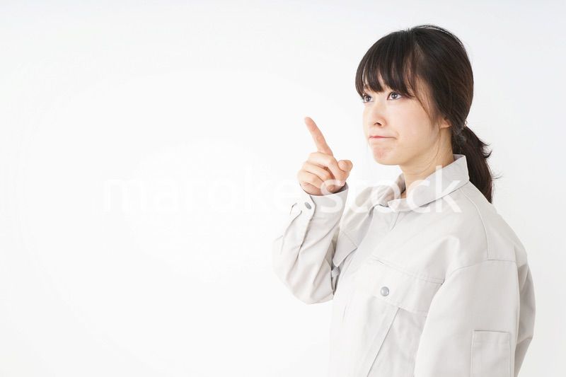 作業服で安全確認をする若い女性