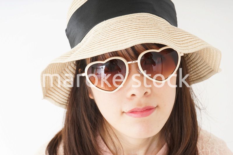 ビーチで休日を過ごす若い女性