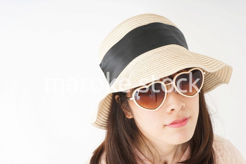 ビーチで休日を過ごす若い女性