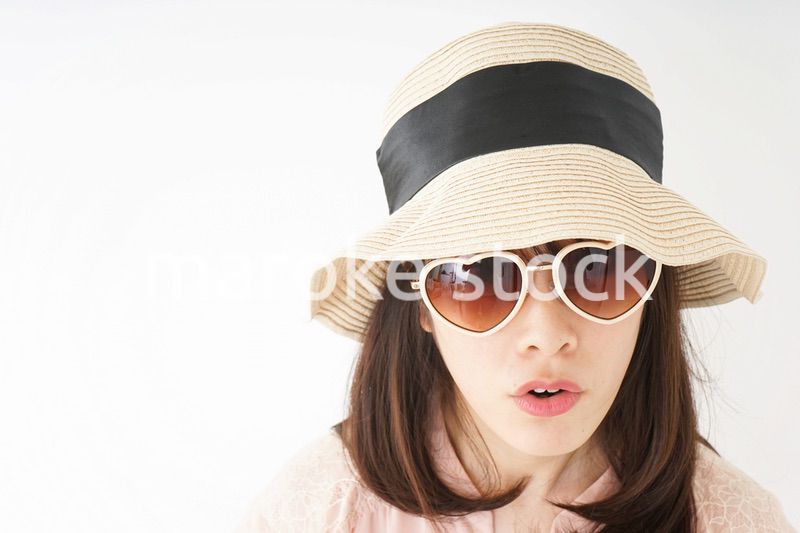 ビーチで休日を過ごす若い女性