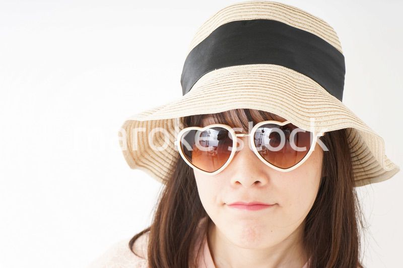 ビーチで休日を過ごす若い女性