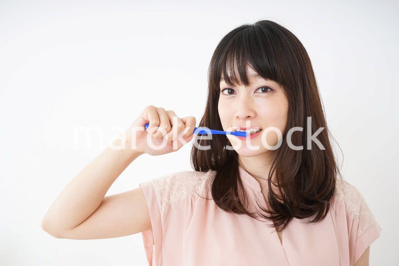 ハミガキをする若い女性