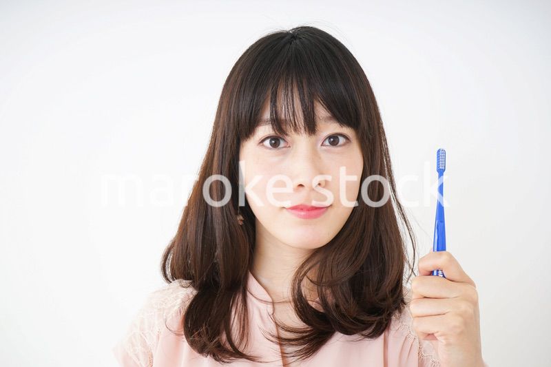 ハミガキをする若い女性