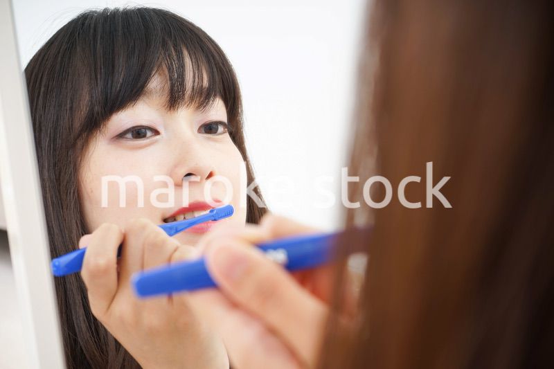 ハミガキをする若い女性