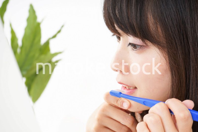 ハミガキをする若い女性