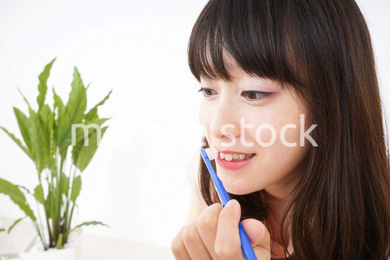 ハミガキをする若い女性