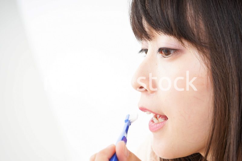 ハミガキをする若い女性