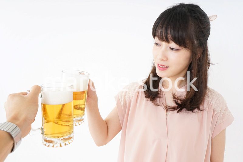 ビールを飲む若い女性
