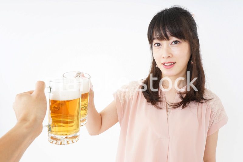 ビールを飲む若い女性