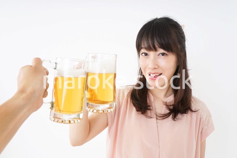 ビールを飲む若い女性