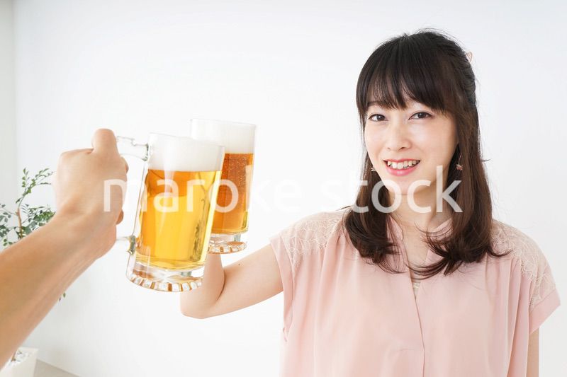 ビールを飲む若い女性