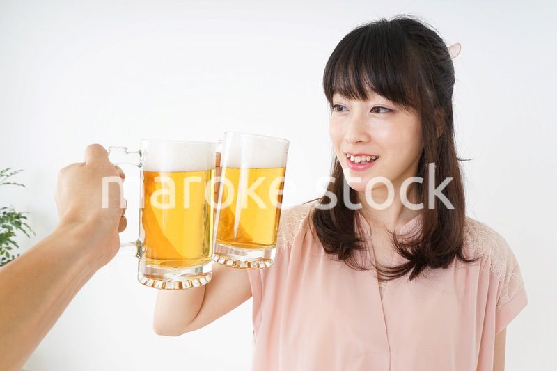 ビールを飲む若い女性
