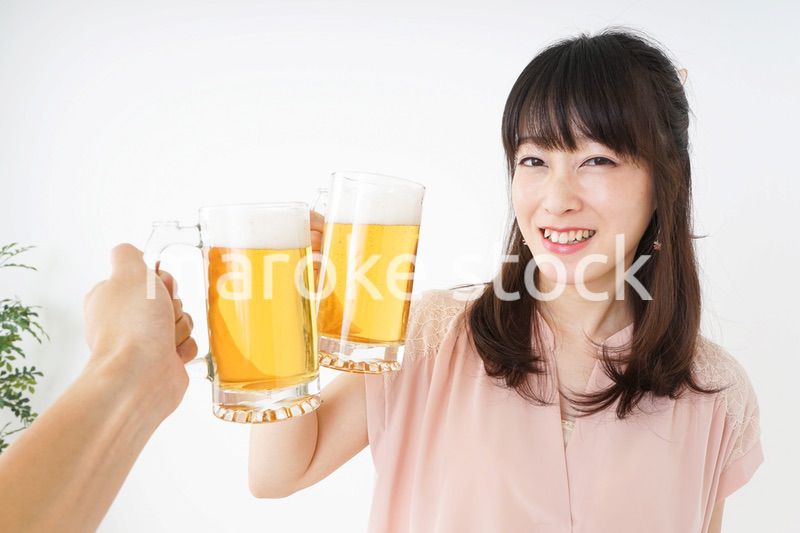 ビールを飲む若い女性
