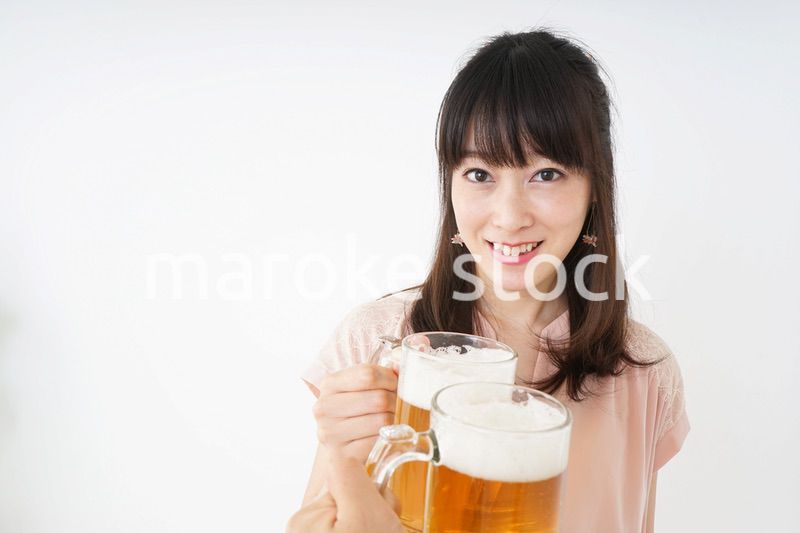ビールを飲む若い女性