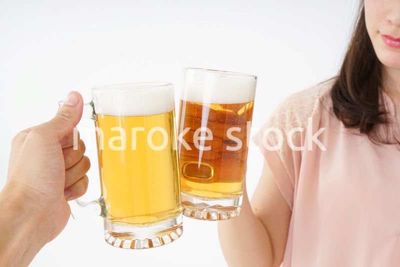 ビールを飲む若い女性