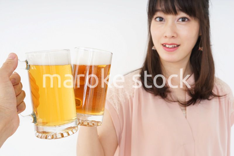 ビールを飲む若い女性