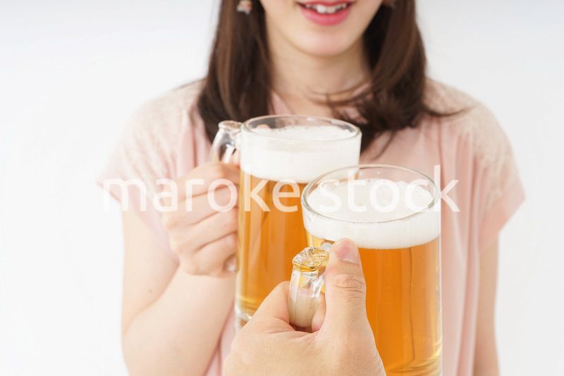 ビールを飲む若い女性