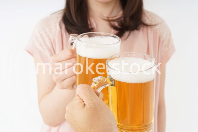 ビールを飲む若い女性