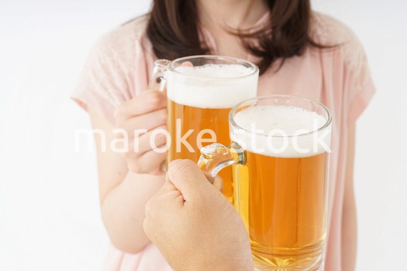 ビールを飲む若い女性