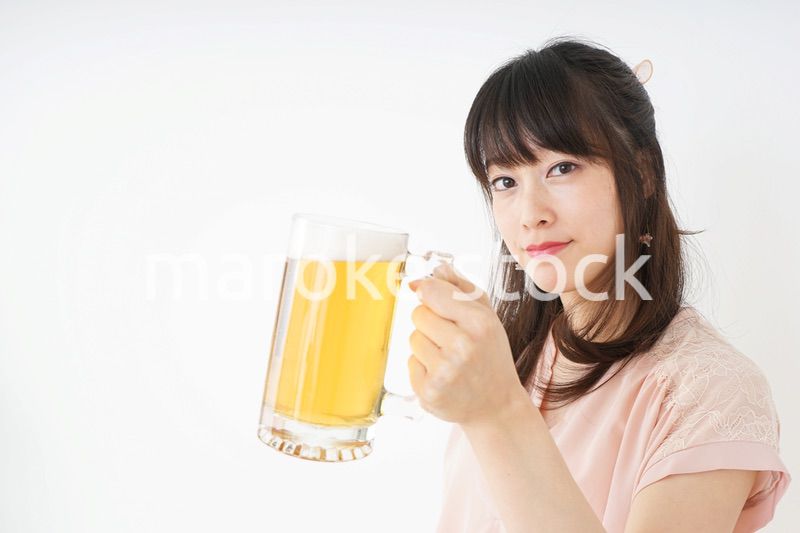 ビールを飲む若い女性