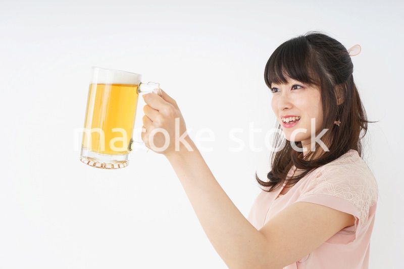 ビールを飲む若い女性