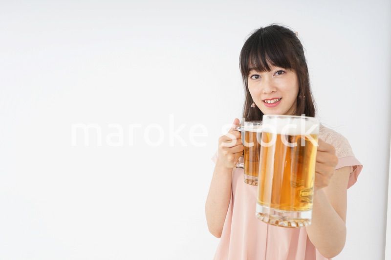 ビールを飲む若い女性