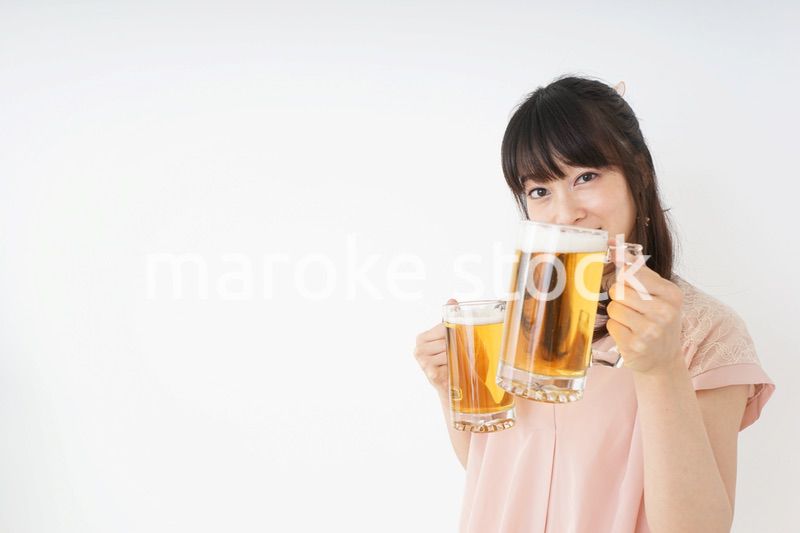 ビールを飲む若い女性