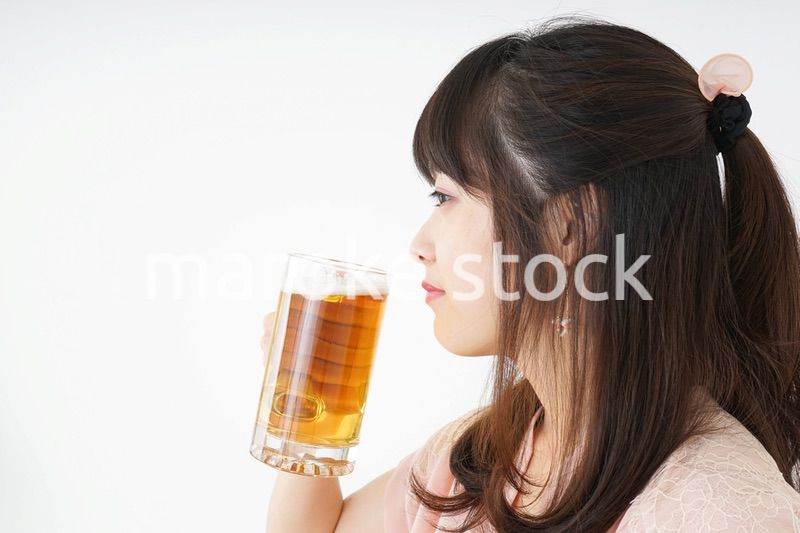 ビールを飲む若い女性
