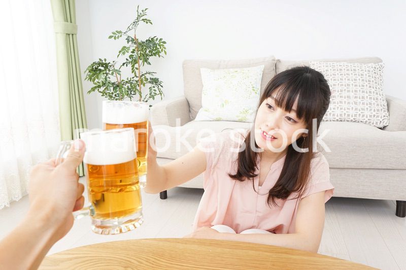 ビールを飲む若い女性