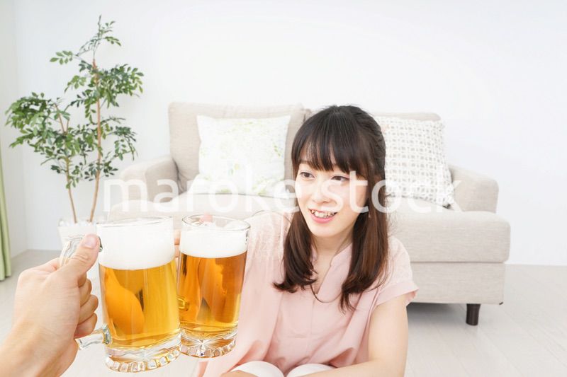 ビールを飲む若い女性