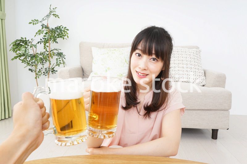 ビールを飲む若い女性