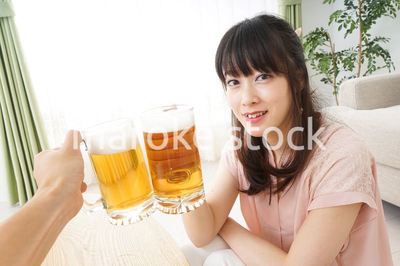 ビールを飲む若い女性