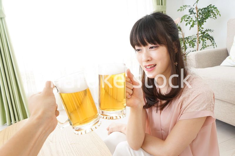 ビールを飲む若い女性