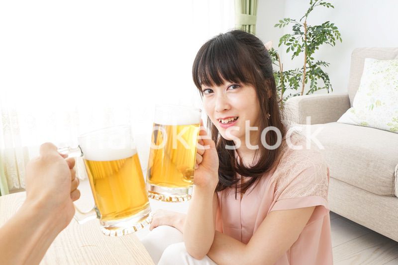 ビールを飲む若い女性