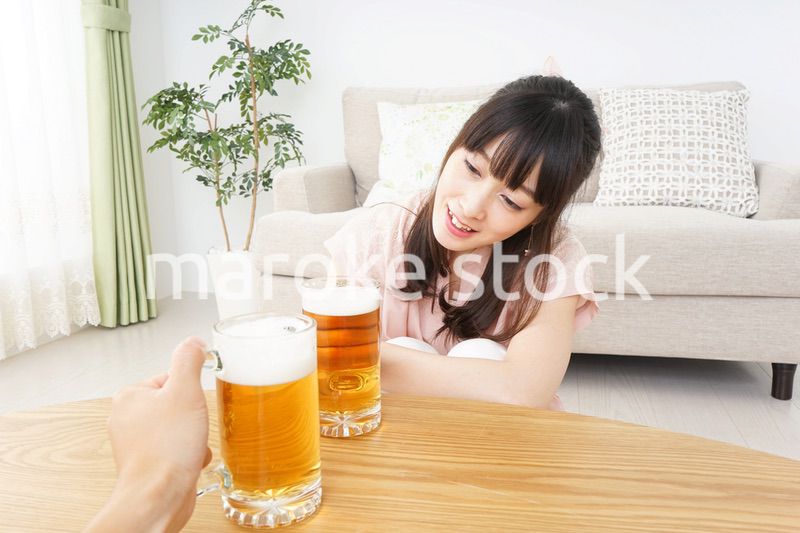 ビールを飲む若い女性