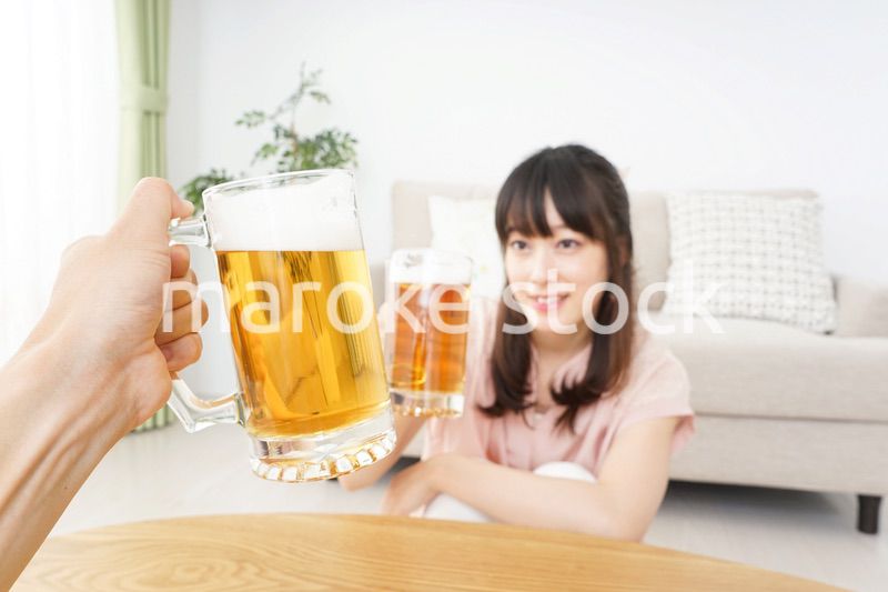 ビールを飲む若い女性